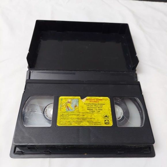 Sesame Street A Golden Book Video 3 Stories VHS Vintage Clamshell 1985 - Picture 6 of 6